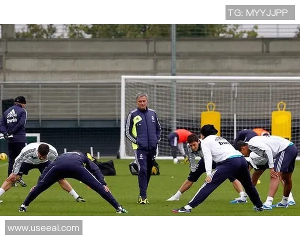 足球明星训练时压腿高清图片展现运动员的力量与优雅 足球明星训练时压腿高清图片展现运动员的力量与优雅